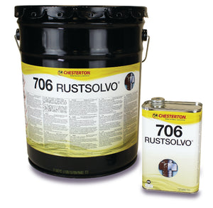 En svart hink och en mindre dunk med Chesterton 706 Rustsolvo rostlösare för industriellt bruk..