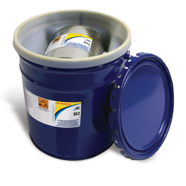 Blå industriell kemikaliebehållare med lock och varningsetikett innehållande produkt BX2.