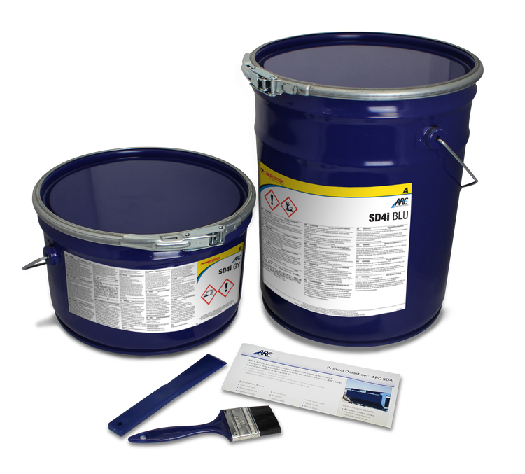Chesterton ARC SD4i produktpaket. Två mörkblå metallhinkar märkta SD4i, en produktdatablad, en blå pensel och en blå appliceringsverktyg.
