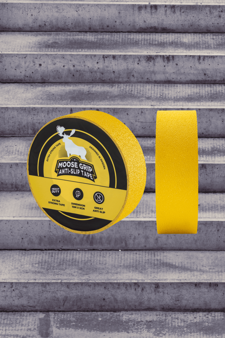 En gul rulle MOOSE GRIP Anti-Slip Tape (halkskyddstejp) med tillhörande bit av tejpen visad bredvid förpackningen.