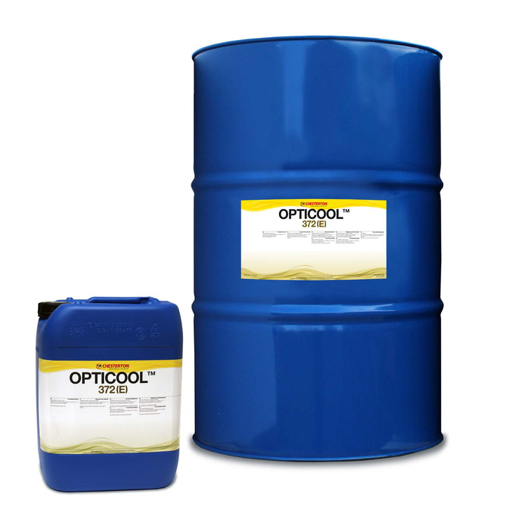 Två blå Opticool 372(E) metallbearbetningsvätskebehållare - en stor trumma och en mindre dunk.