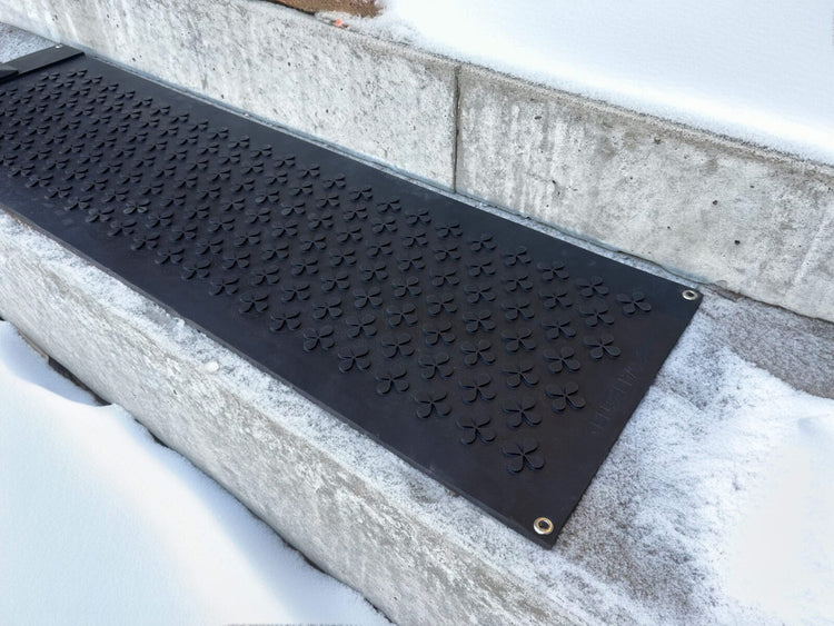 Närbild av Safestep värmematta på trappsteg.