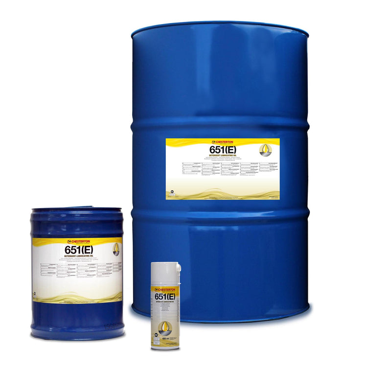 Tre blå behållare med Chesterton 651(E) Detergent Lubricating Oil i olika storlekar för rengöring, penetrering och smörjning av industriell utrustning.
