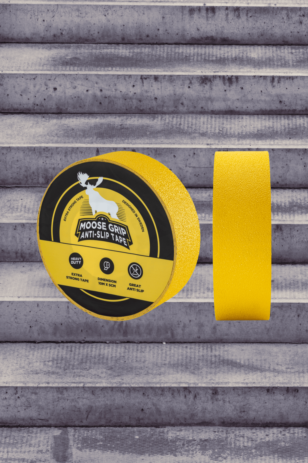 En gul rulle MOOSE GRIP Anti-Slip Tape (halkskyddstejp) med tillhörande bit av tejpen visad bredvid förpackningen.