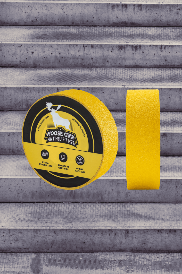En gul rulle MOOSE GRIP Anti-Slip Tape (halkskyddstejp) med tillhörande bit av tejpen visad bredvid förpackningen.