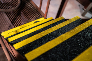 Halksäkra trappsteg. En snabb och effektiv lösning – och ett betydligt mer långvarigt alternativ till tejp eller färg.