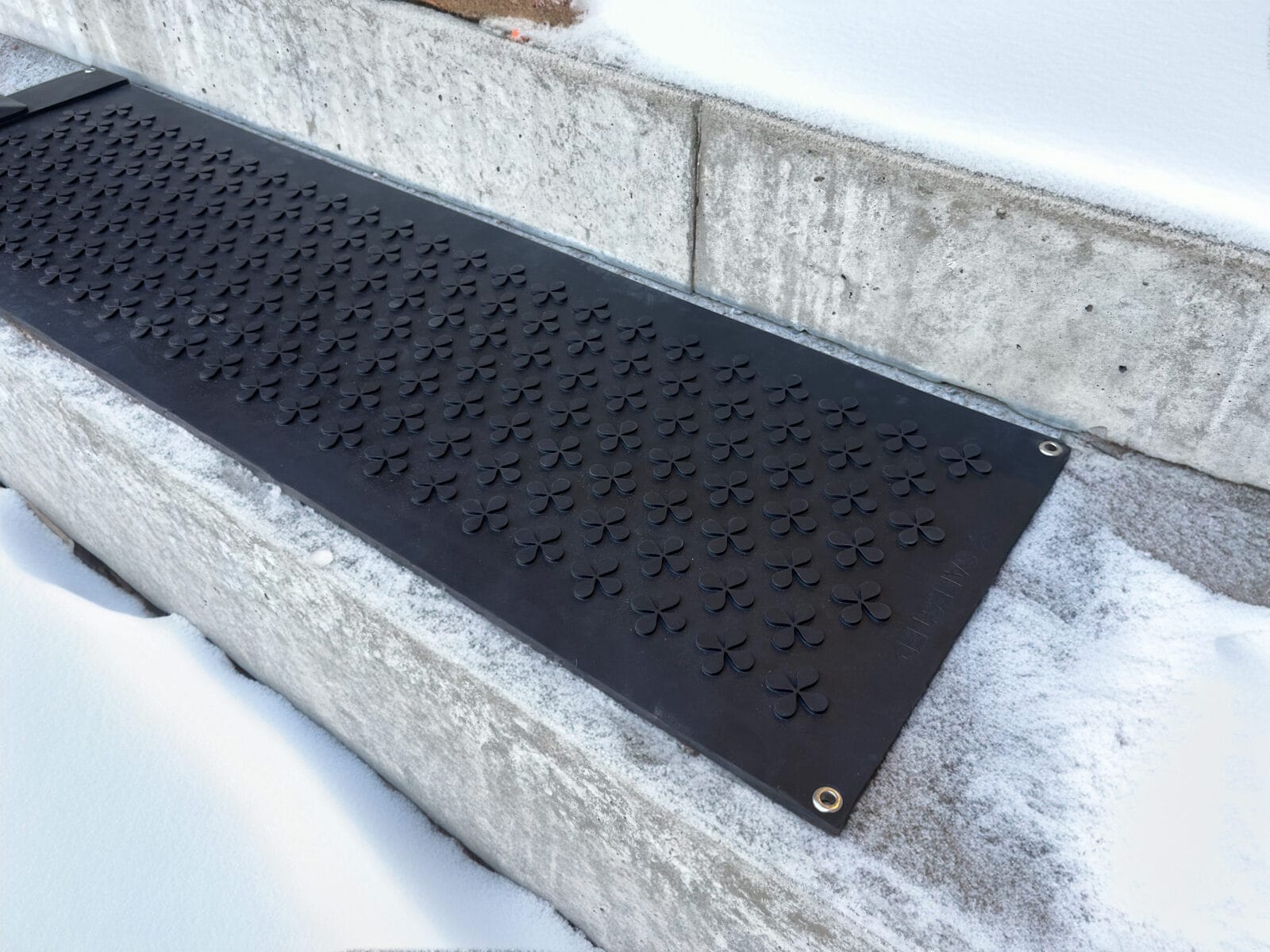 Närbild av Safestep värmematta på trappsteg.