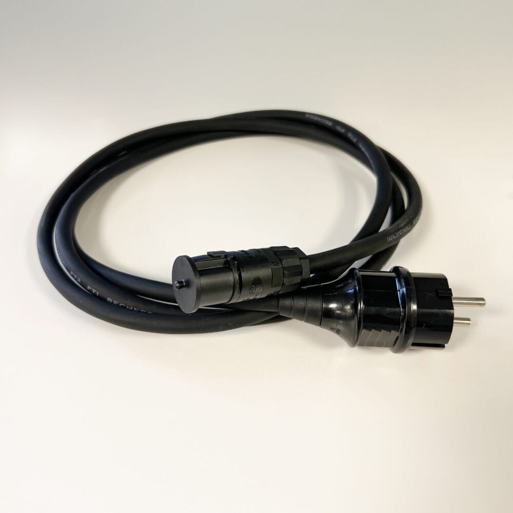 Svart, vattentät strömkabel med 2 meters längd för anslutning av Safestep VÄRMEMATTA till jordat 230V-uttag. Kabeln har IP68-klassning för utomhusbruk under hela vintersäsongen.