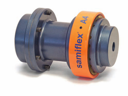 Monterad Samiflex A4 axelkoppling med blå metallhalvor och orange elastisk insats för installation mellan axlar.