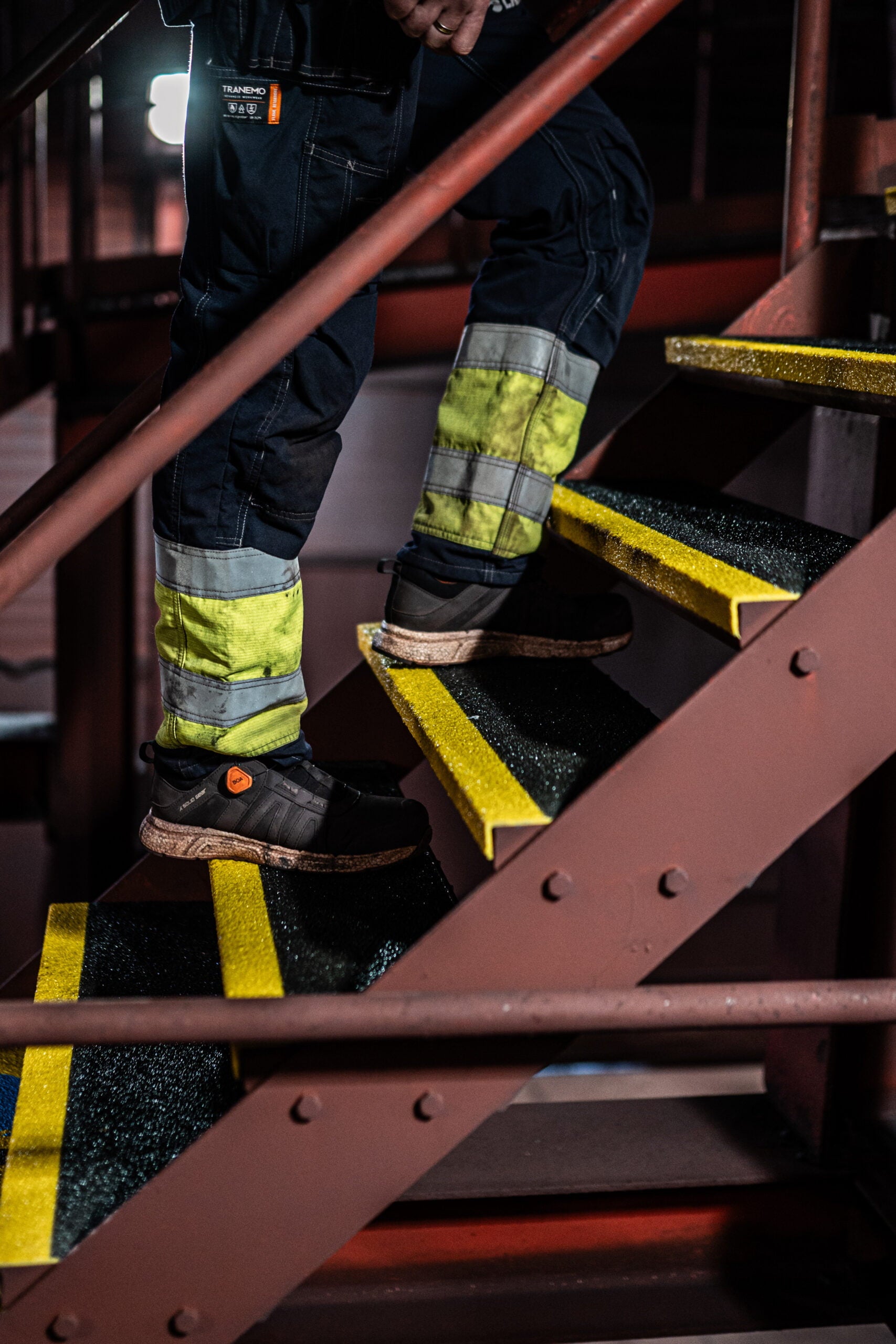 Bild som visar hur man säkert går med Safesteps halksäkra trappsteg.