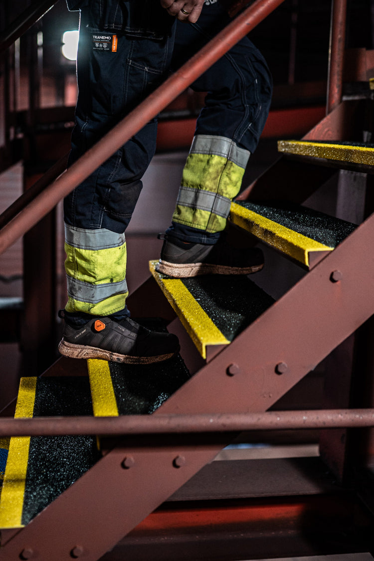 Bild som visar hur man säkert går med Safesteps halksäkra trappsteg.